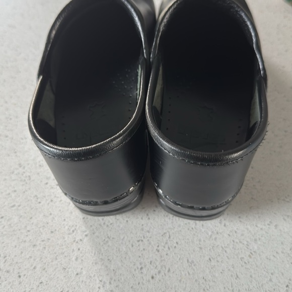 🍍NWOBDansko Black Clogs Slip-Ons🍍SZ 6.5/37 - Picture 4 of 4